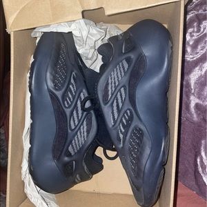 Yeezy Adidas 700 V3 in Alvah